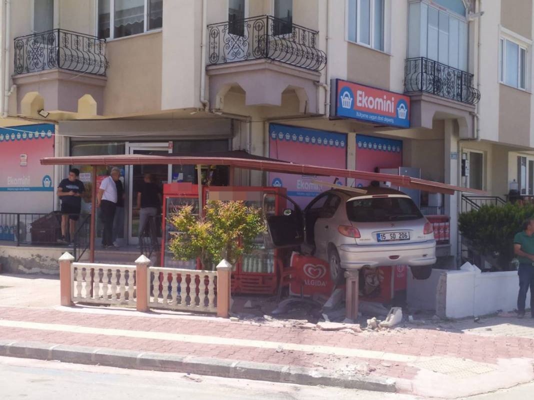 Markete dondurma almaya gidenler şaşkına döndü! Kaza yapan araç, buzdolabının üstüne kondu 6